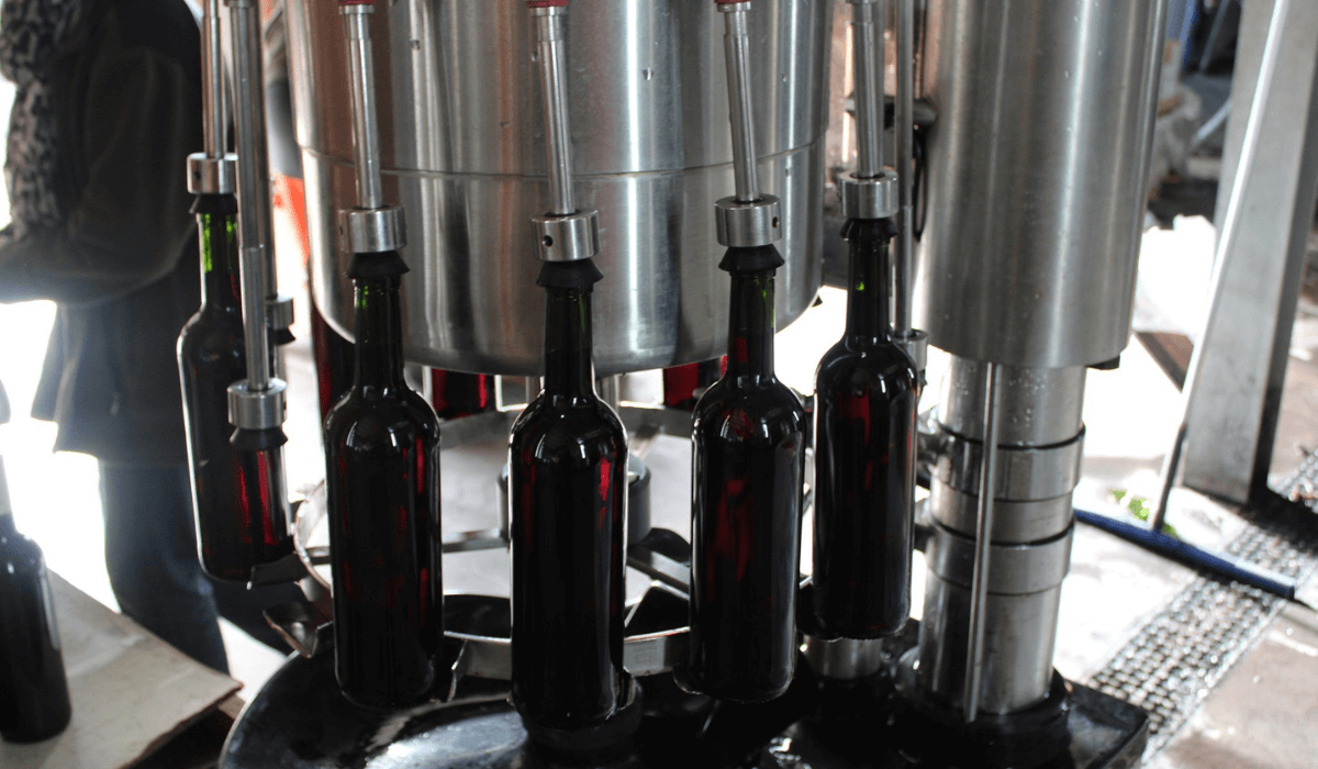 Czerwone wino jest butelkowane i poddawane leżakowaniu